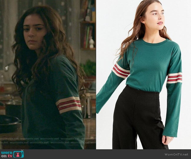 Tipped Striped Long Sleeve Tee by Urban Outfitters worn by Olive Stone (Luna Blaise) on Manifest