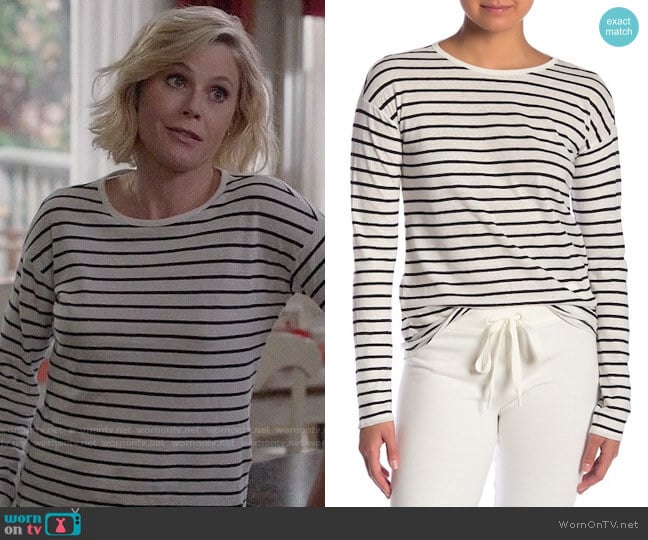 Theory Relaxed Stripe Top worn by Claire Dunphy (Julie Bowen) on Modern Family