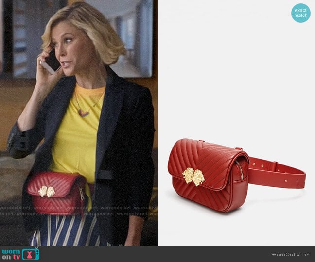 Zara Crossbody Belt Bag with Lionhead Detail worn by Claire Dunphy (Julie Bowen) on Modern Family