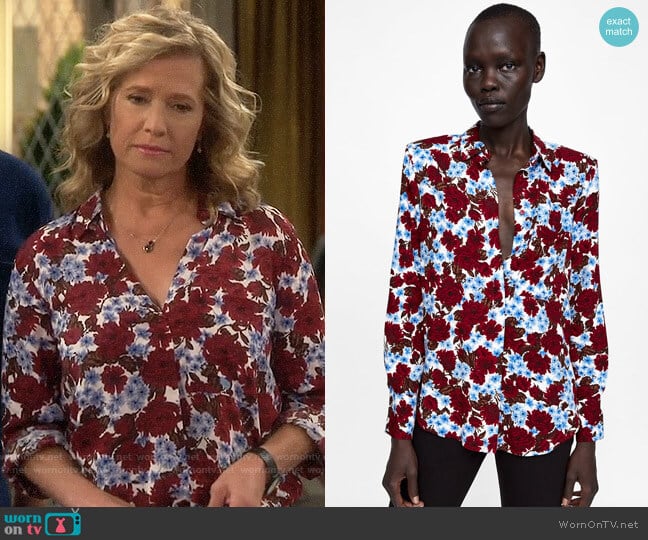 Wornontv Vanessas Red And Blue Floral Shirt On Last Man Standing Nancy Travis Clothes And