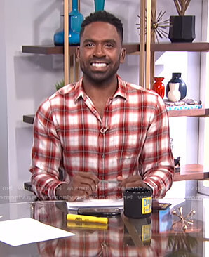 Justin’s red and white plaid shirt on E! News Daily Pop