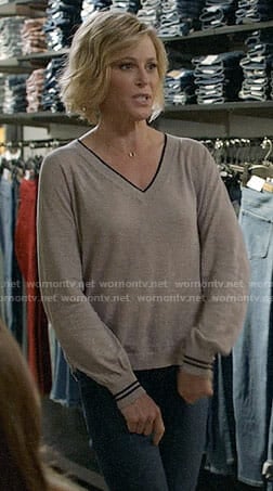 Claire's grey v-neck sweater on Modern Family