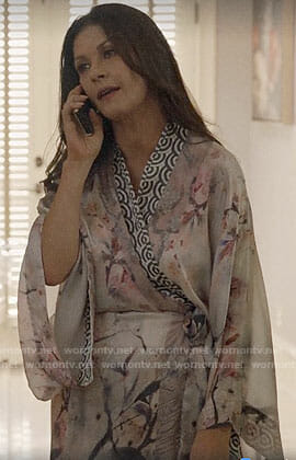 Vicki’s floral robe on Queen America
