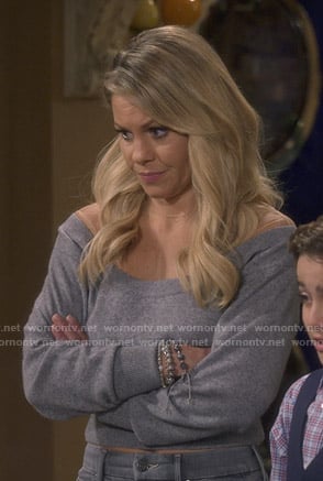 DJ's grey off-shoulder cropped sweater on Fuller House