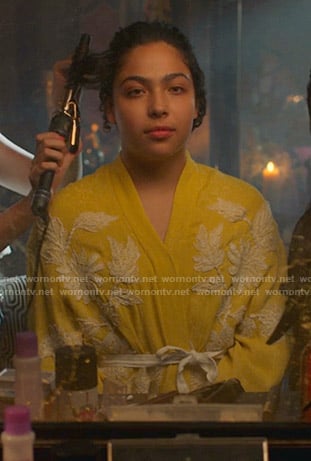 Molly’s yellow embroidered robe on Marvel’s Runaways