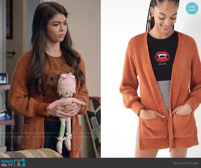 UO York Split Cardigan worn by Haley Dunphy (Sarah Hyland) on Modern Family