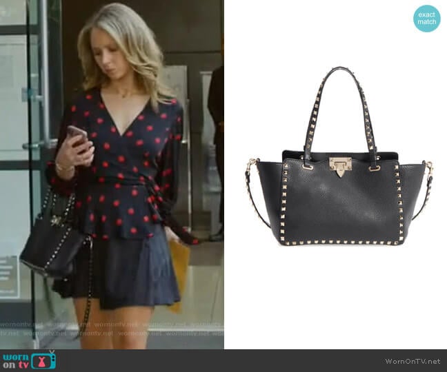 Rockstud Leather Tote by Valentino Garavani worn by Veronica Newell (Juno Temple) on Dirty John