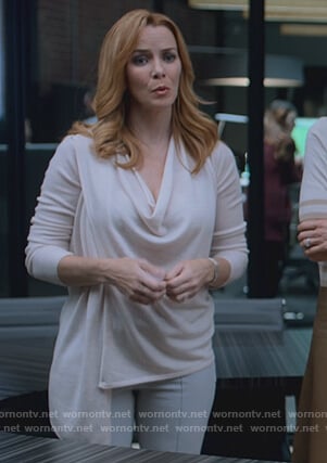 Leslie’s beige asymmetric sweater on Marvel’s Runaways