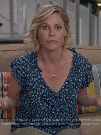 Claire’s blue floral top on Modern Family