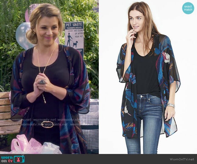 Feather Print Tunic Kimono by Express worn by Stephanie Tanner (Jodie Sweetin) on Fuller House