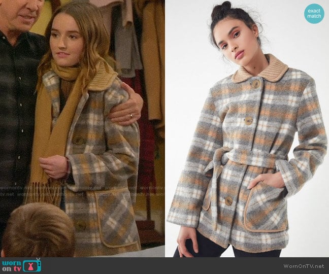 UO Belted Lady Coat worn by Eve Baxter (Kaitlyn Dever) on Last Man Standing