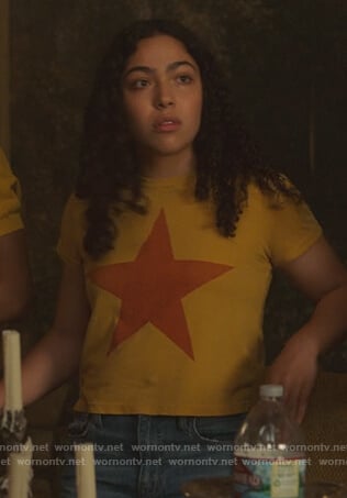 Molly's yellow star print tee on Marvel's Runaways