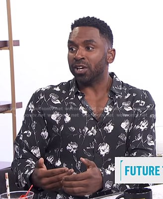 Justin’s black rose print shirt on E! News Daily Pop