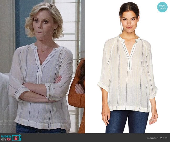 Michael Stars Beach Stripe Easy Tunic worn by Claire Dunphy (Julie Bowen) on Modern Family