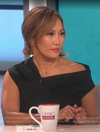 Carrie’s black asymmetrical ruched dress on The Talk