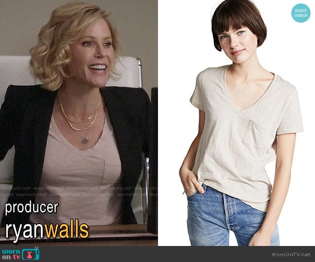 Madewell Whisper Cotton V-Neck Pocket Tee worn by Claire Dunphy (Julie Bowen) on Modern Family