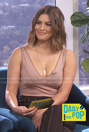 Carissa’s pink v-neck top and striped cropped pants on E! News Daily Pop