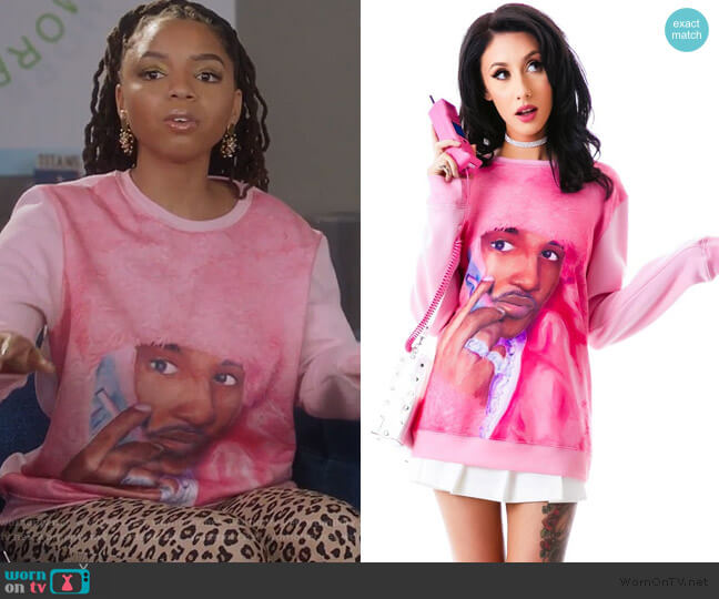 Real Men Wear Pink Sweatshirt by Dimepiece worn by Jazlyn Forster (Chloe Bailey) on Grown-ish