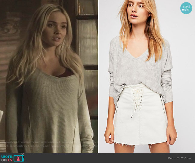 Lauren’s grey waffle knit top on The Gifted