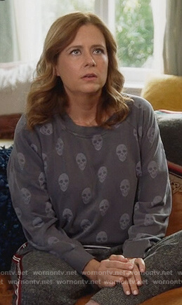 Lena's gray skull print sweatshirt on Splitting Up Together