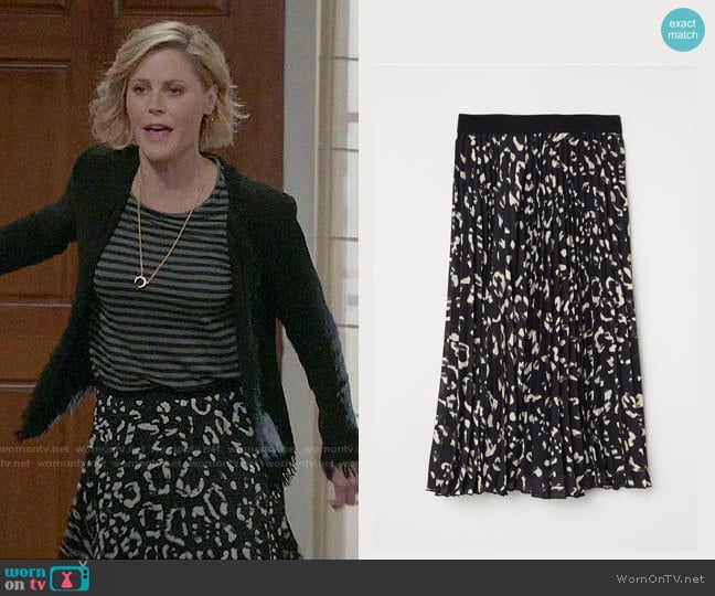 H&M Pleated Skirt worn by Claire Dunphy (Julie Bowen) on Modern Family