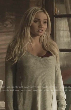 Lauren’s grey oversized waffle knit top on The Gifted
