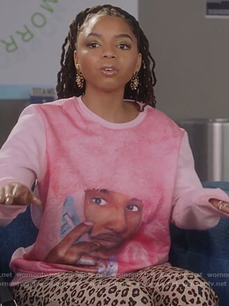 Jazlyn's pink Cam'ron sweatshirt and leopard print leggings on Grown-ish