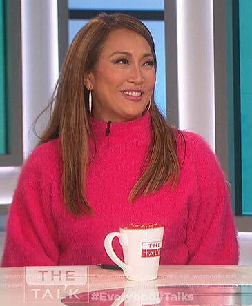 Carrie’s pink fuzzy sweater on The Talk