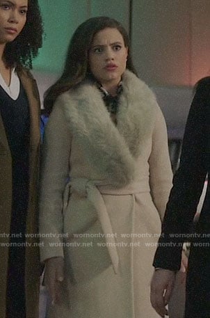 Maggie’s beige fur collar coat on Charmed