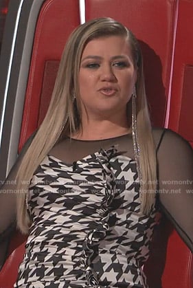 Kelly Clarkson’s houndstooth ruched dress on The Voice