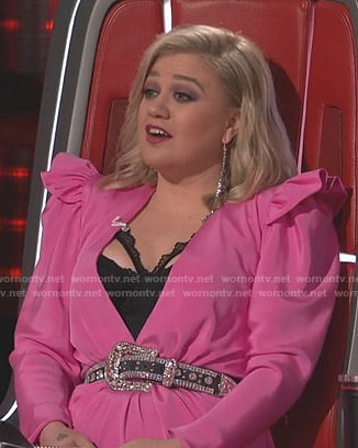 Kelly Clarkson’s pink plunge neck dress on The Voice