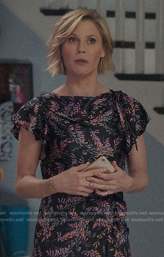 Claire's floral midi dress on Modern Family