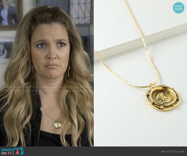 Sheila’s gold pendant necklace on Santa Clarita Diet