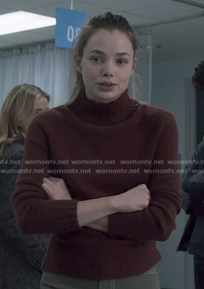 Kelly’s brown turtleneck sweater on The Society