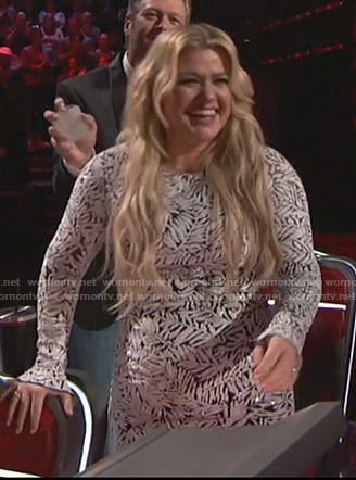 Kelly Clarkson’s sequin leaf gown on The Voice