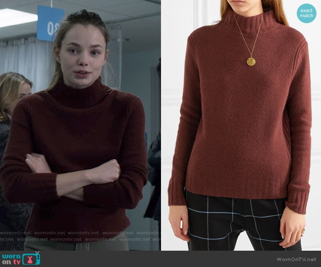 Kelly’s brown turtleneck sweater on The Society