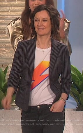 Sara’s white bolt print tee on The Talk