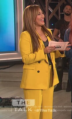 Carrie’s yellow blazer and pants on The Talk