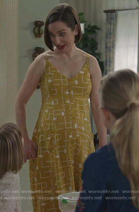 Jen’s yellow printed maternity dress on Life in Pieces