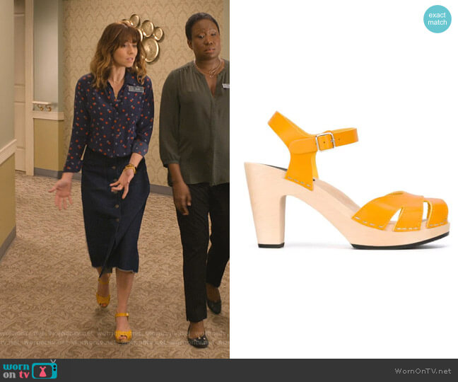 Suzanne Sandals by Swedish Hasbeens worn by Judy Hale (Linda Cardellini) on Dead to Me