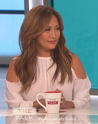 Carrie’s white cold shoulder top on The Talk