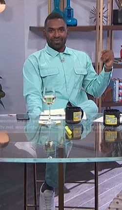 Justin’s teal shirt and pants on E! News Daily Pop