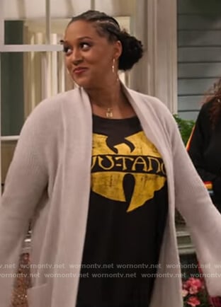 Cocoa's black Wu-Tang tee on Family Reunion