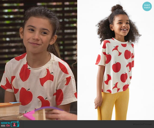 Apple Print Tee by Zara worn by Gwen (Scarlett Estevez) on Bunkd