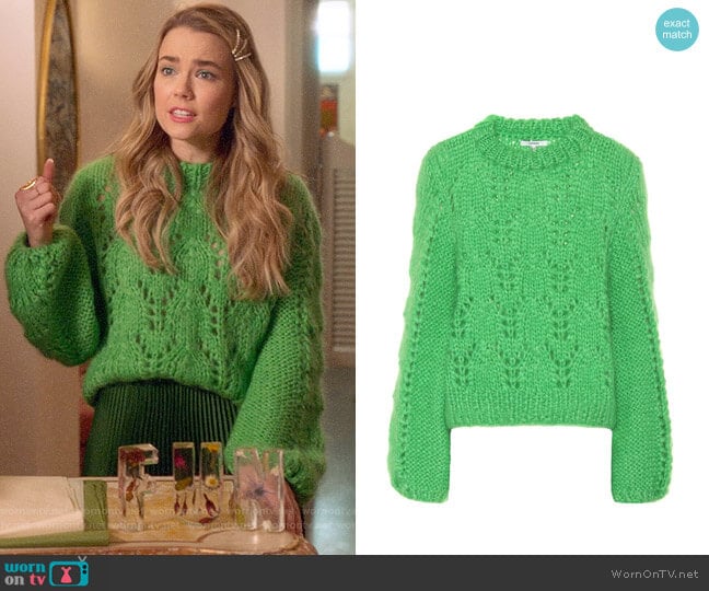 Ainsley’s green sweater on Four Weddings and a Funeral