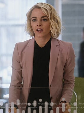 Lizzie’s pink blazer on Instinct