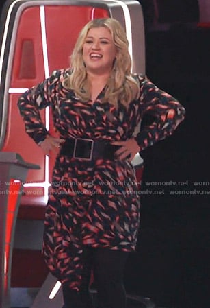 Kelly Clarkson’s printed asymmetric dress on The Voice