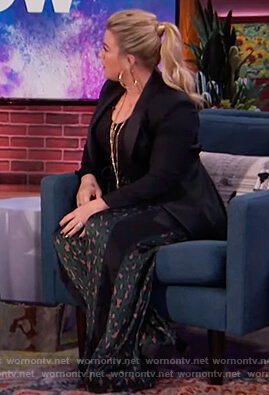 Kelly’s green leopard pants on The Kelly Clarkson Show