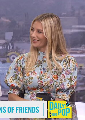 Morgan’s blue floral puff sleeve top on E! News Daily Pop