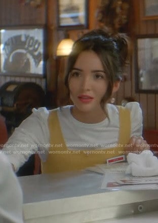 Bess's white ruched sleeve tee on Nancy Drew